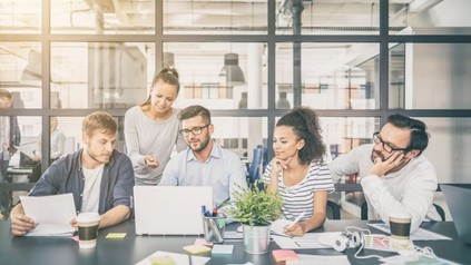 Büro-Mitarbeiter diskutieren über ein Projekt