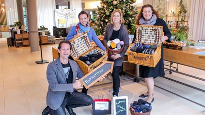 Marriott-Mitarbeiter präsentieren die gesammelten Socken