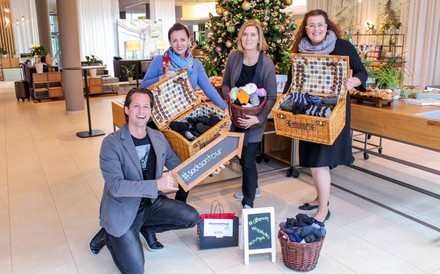 Marriott-Mitarbeiter präsentieren die gesammelten Socken