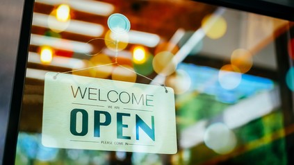 Open/Welcome Schild an der Tür