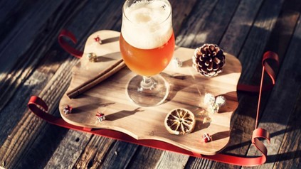 Trübes BIer auf einem weihnachtlichen Tisch