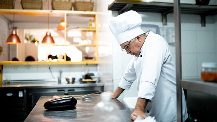 Koch deprimiert in der Küche