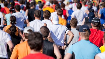 Eine Gruppe Marathonläufer von hinten