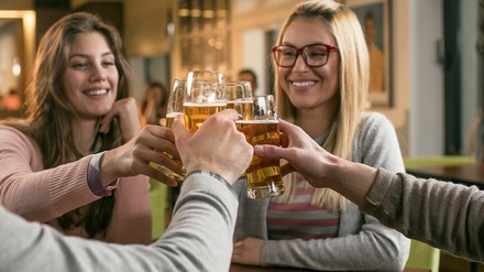 Gruppe stößt mit Bier an