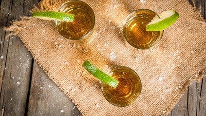 Tequila mit Limettenscheiben