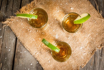 Tequila mit Limettenscheiben