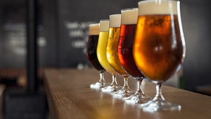 Eine Reihe unterschiedlicher Biere auf einer Theke