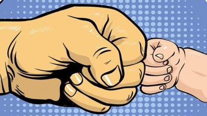 Riesige Faust trifft kleinere Faust