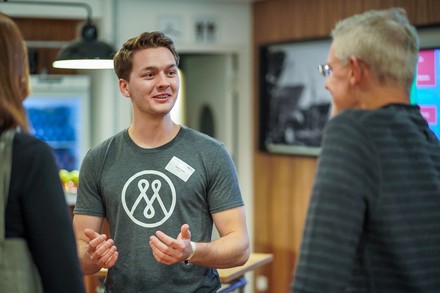 Zwei junge Männer diskutieren auf einer Konferenz