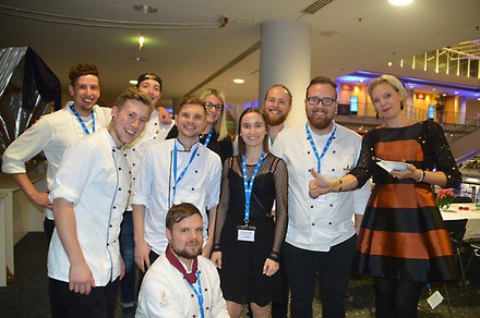 Ein Gruppenbild mit glücklichen jungen Köchen