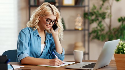 Eine Frau arbeitet im Homeoffice