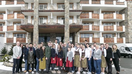 Die Mannschaft vor dem neuen Hilton Hotel in Kitzbühel