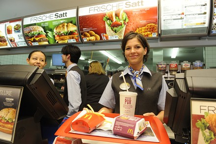 Eine junge Bedienung in einem Fastfood-Restaurant