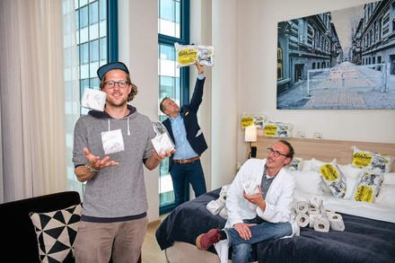 Hipster jongliert mit Klopapier in Hotelzimmer