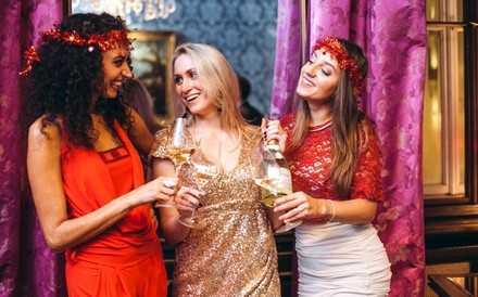 3 Frauen auf einem Ball mit einem Sektglas