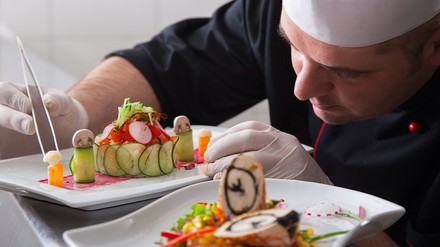 Koch der Essen anrichtet