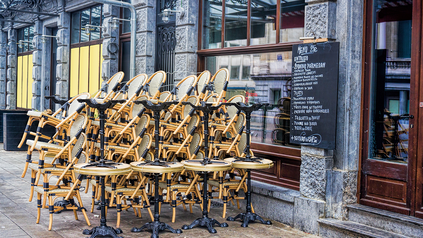 gestapelte Stühle vor einem Restaurant oder Café in Belgien