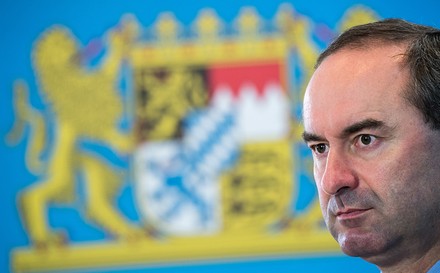 Hubert Aiwanger an einem Rednerpult