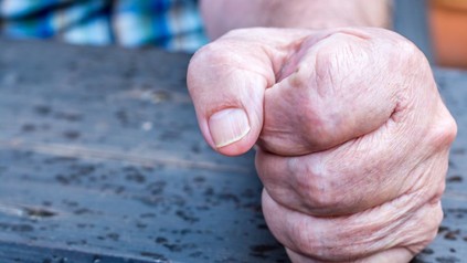 Geballte Faust auf Tisch