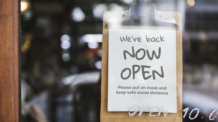 Wir sind zurüch-Schild an Restauranttür