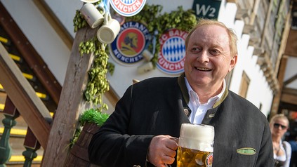 Spitzenkoch Alfons Schuhbeck mit einer Maß Bier in der Hand