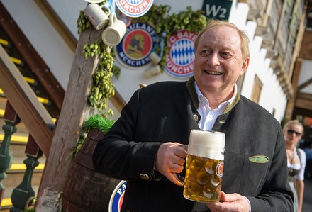 Spitzenkoch Alfons Schuhbeck mit einer Maß Bier in der Hand