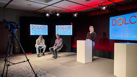 Tobias Holler (l.), Business Development Manager satis&fy, Jesse Jansen (m.), Assistant Director of Sales & Marketing Dolce by Wyndham Bad Nauheim, und Lena Bensing (r.), Project Manager satis&fy, testen das neue Equipment.