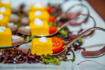 Speisen auf Löffeln serviert