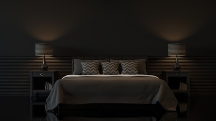 Dunkles, fensterloses Hotelzimmer