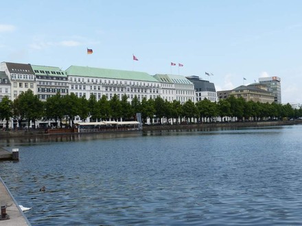 Hotel Außenansicht am Wasser