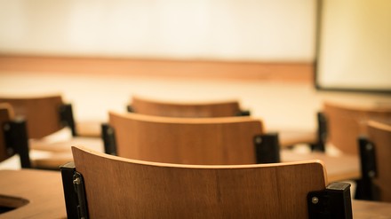 Nahaufnahme aus einem Klassenzimmer mit leeren Stühlen