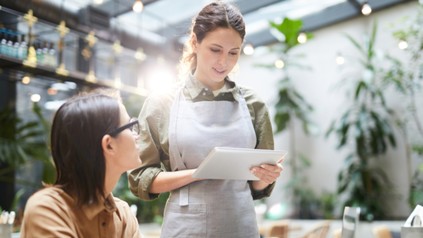 In der Gastronomie und der Hotellerie soll von Freitag an 3G gelten. (Foto: © Seventyfour/stock.adobe.com)