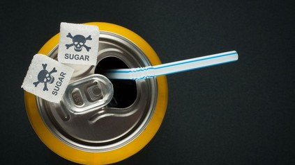 Getränkedose mit Zuckerwürfeln, auf denen Totenköpfe abgebildet sind
