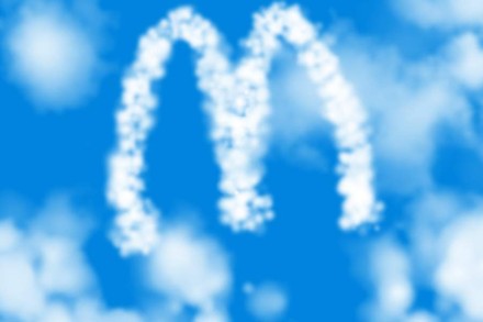 Wolken im Himmel formen das McDonald`s Logo