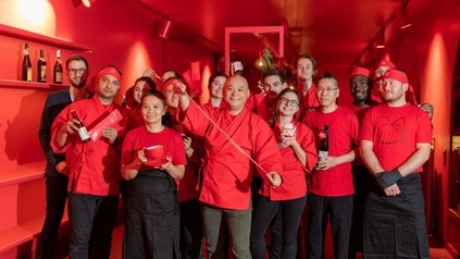 Yaoyao Hu mit dem Team des Maneki Neko