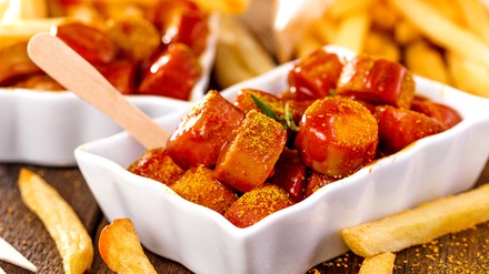 Currywurst mit Pommes