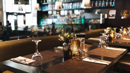 Blick in ein Restaurant mit gedeckten Tischen