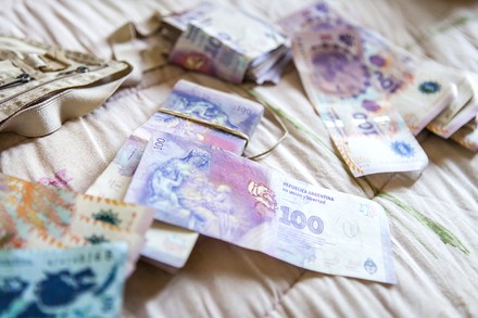 Viel Geld auf einem Hotelzimmerbett