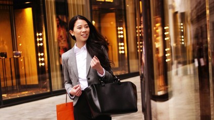 Asia-Touristin beim Shoppen