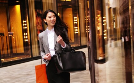 Asia-Touristin beim Shoppen