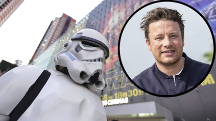 Jamie Oliver neben einem Stormtrooper aus Star Wars