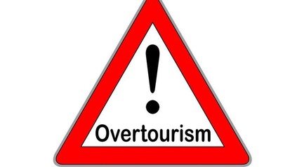 Warnschild vor "Overtourism"