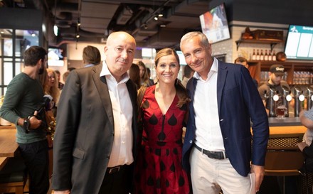 Elisabeth Görgl (m.), Hoteldirektor Dieter Fenz (l.) und Moderator Rainer Pariasek (r.)