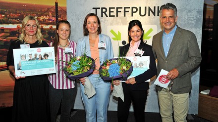 Die strahlenden Gewinnerinnen der IHA-DHA-Stipendien Tanja Nißlein (Mitte) und Franziska Pfaff (2. von rechts) zusammen mit Anja Eigen (links) und Sarah Wankelmann (2. von links), beide DHA, sowie Otto Lindner (IHA). (Foto: © Jürgen Markus)