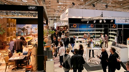 Eine Messehalle mit verschiedenen Ausstellern zum Thema Hotellerie