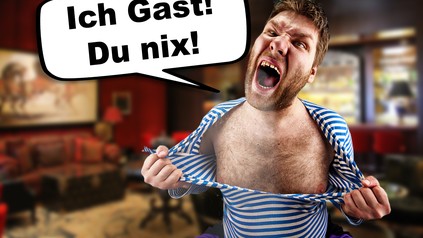 Mann der sich das Hemd zerreißt und schreit