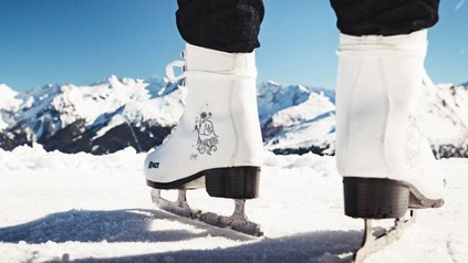 Schlittschuhläufer auf einem Berg