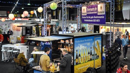 Ein Bierwagen in einer Messehalle auf der Messe Gastro_Tek