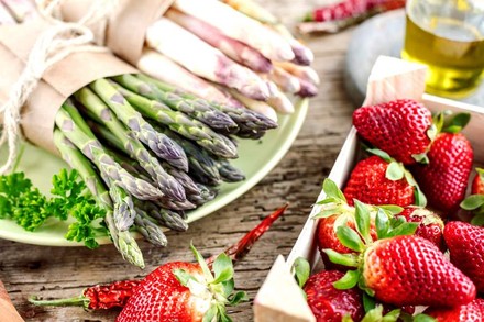 Spargel und Erdbeeren auf Tisch