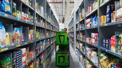 Amazon Fresh Mitarbeiterin in Lager